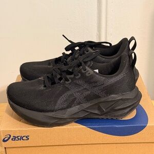 ASICS Women's Novablast 5 Sneaker / Size: 7.5